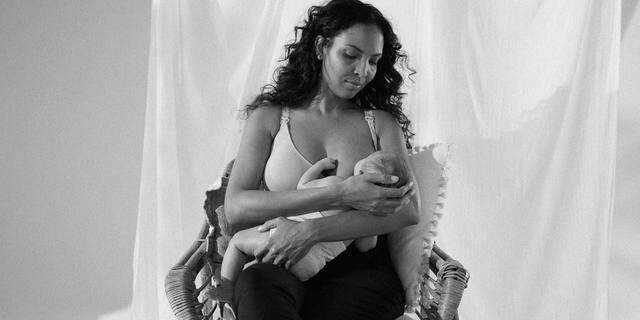 Nursing bra with discreet clips for breastfeeding